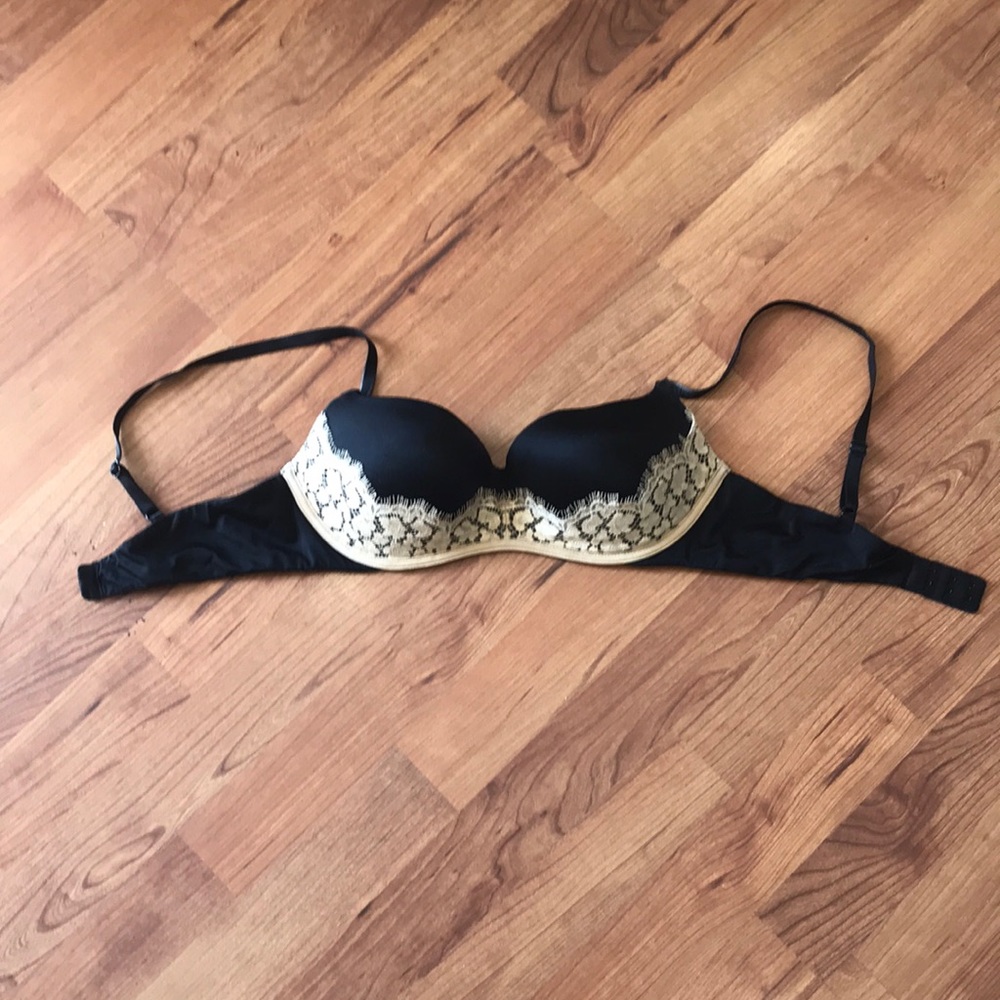 Victoria Secret 34C. Slightly worn.